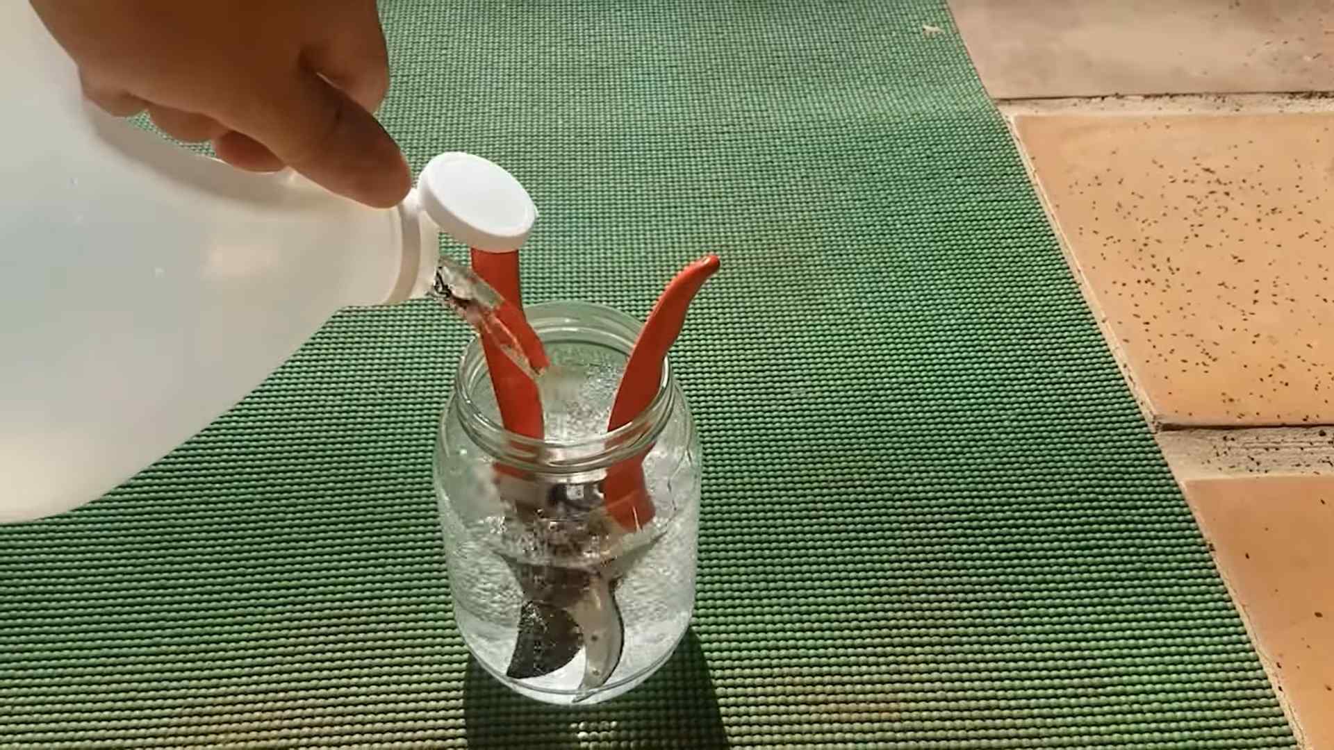 White vinegar cleaning hacks